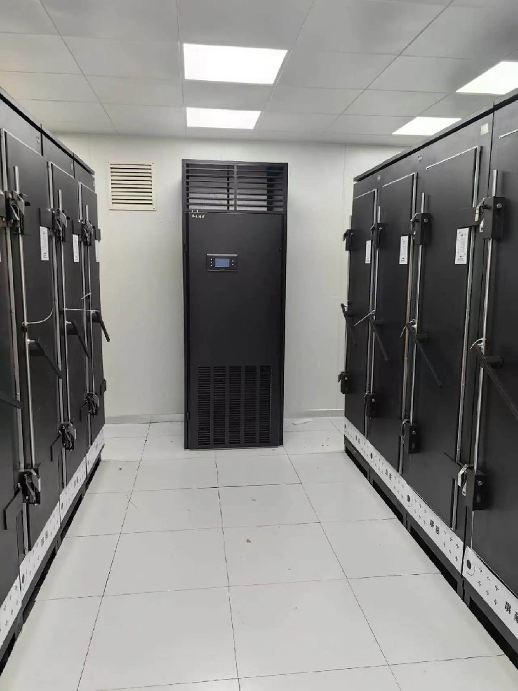 艾默生通信系统‌主要涵盖通信电源、动力环境监控及嵌入式计算平台等产品线，广泛应用于通信基站、数据中心和工业场景。 其中，‌艾默生维谛（Vertiv）NetSure系列高频开关电源机柜‌是其核心通信电源产品之一，例如NetSure731CC2-X5型号，支持48V/600A输出，适用于LTE室内覆盖、FTTX接入和小容量基站供电，具备高效整流模块、宽电压输入范围和远程监控能力。 在动力环境监控方面，‌动力监控系统（PSMS）‌ 实现对通信基站内高低压配电、UPS、蓄电池组及温湿度等环境参数的“四遥”管理（遥测、遥信、遥控、遥调），通过传感器与智能采集器（如IDA、SDU）实现数据采集与告警联动，提升运维效率。 此外，艾默生还提供‌嵌入式通信计算平台‌，如Centellis系列ATCA和MicroTCA系统，用于电信级高可靠性设备部署，支持10G高速互联，应用于核心网与工业控制领域。.jpg